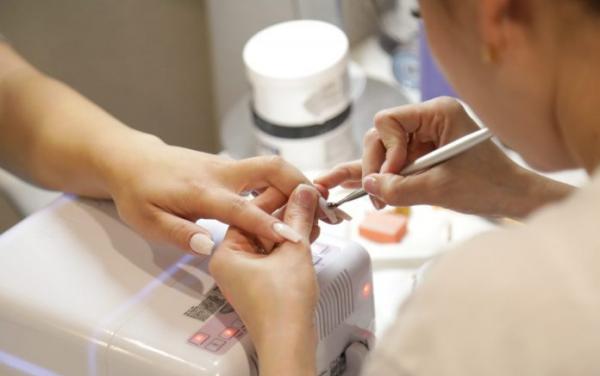 Awas! Pengering Kuku UV dalam Manikur Gel Tingkatkan Resiko Kanker