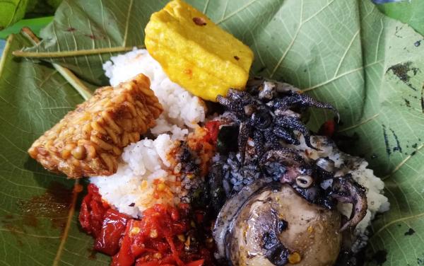 Menikmati Gurihnya Balakutak Sega Jamblang di Pelabuhan Cirebon