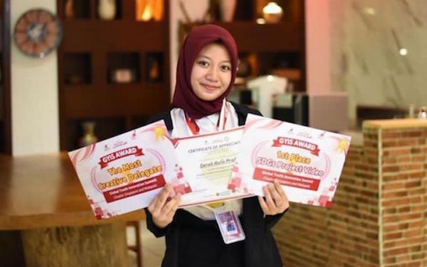 Bahagia Bisa Membuat Bangga Kedua Orangtua