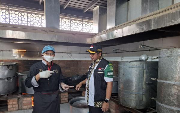 Masak Pakai Kayu Bakar, Dapur Arafah Setiap Hari Siapkan 3000 Porsi Makanan