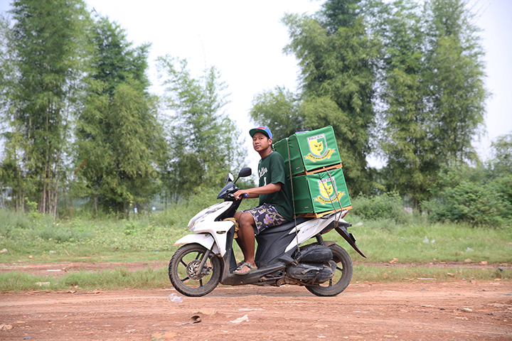 Pemilik saat akan melepaskan burungnya di lapangan Kawasan Srengseng, Jakarta Barat, Selasa (18/6/2024). (Foto: Edwin B/ Muslim Obsession)