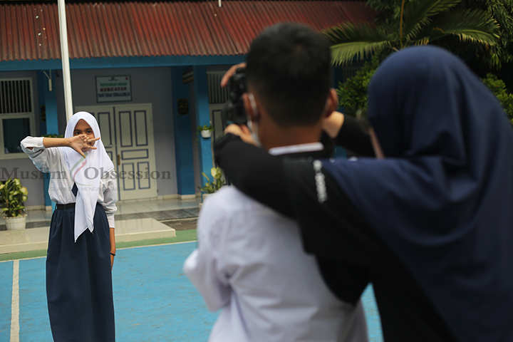 Sejumlah siswa mengikuti ekskul fotografi di Sekolah Menengah Pertama (SMP) Negeri 271, Jakarta Barat, Kamis (25/7/2024). (Foto: Edwin B/ Muslim Obsession)