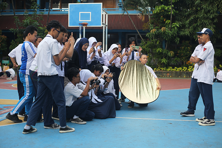 Sejumlah siswa mengikuti ekskul fotografi di Sekolah Menengah Pertama (SMP) Negeri 271, Jakarta Barat, Kamis (25/7/2024). (Foto: Edwin B/ Muslim Obsession)