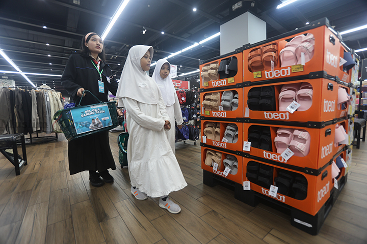 Belanja bareng yatim di Lotte Mart Green Pramuka Square, Jakarta, Rabu (31/7/2024). (Foto: Edwin B/ Muslim Obsession)