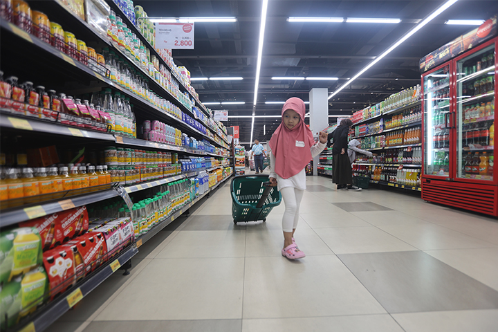 Belanja bareng yatim di Lotte Mart Green Pramuka Square, Jakarta, Rabu (31/7/2024). (Foto: Edwin B/ Muslim Obsession)