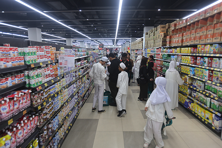 Belanja bareng yatim di Lotte Mart Green Pramuka Square, Jakarta, Rabu (31/7/2024). (Foto: Edwin B/ Muslim Obsession)