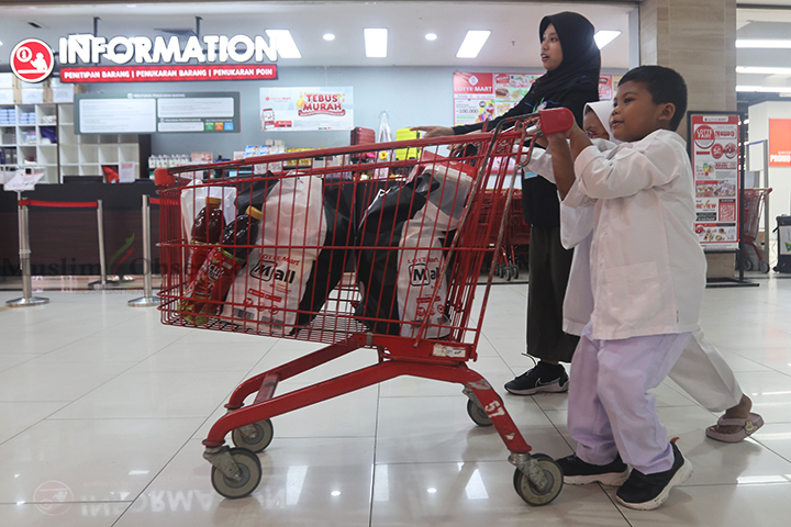 Belanja bareng yatim di Lotte Mart Green Pramuka Square, Jakarta, Rabu (31/7/2024). (Foto: Edwin B/ Muslim Obsession)