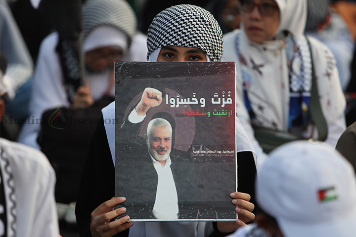 Massa aksi memegang poster Pemimpin Politik Hamas Ismail Haniyeh di depan kantor Kedutaan Besar (Kedubes) Amerika Serikat di Jakarta, Sabtu (3/8/2024). . (Foto: Edwin B/ Muslim Obsession) 