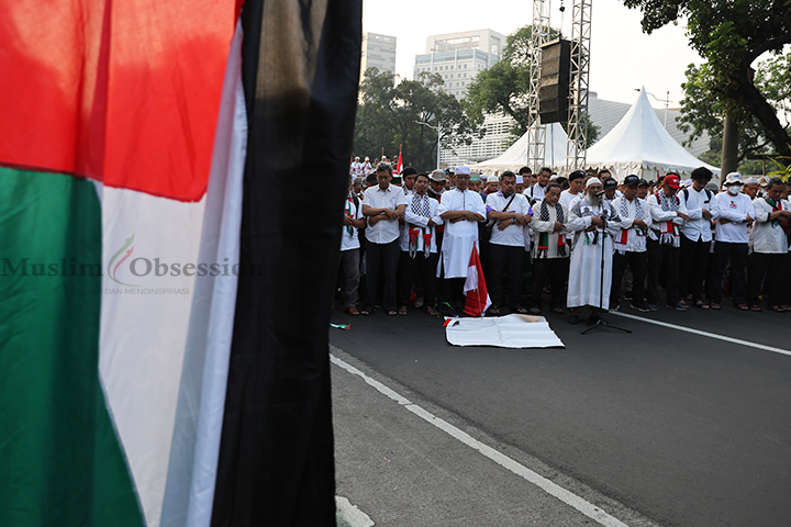 Dalam aksinya, massa aksi juga melakukan Sholat Ghoib di depan Kantor Kedutaan Besar (Kedubes) Amerika Serikat di Jakarta, Sabtu (3/8/2024). (Foto: Edwin B/ Muslim Obsession) 