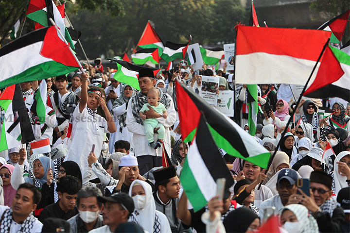 Massa aksi geruduk Kantor Kedutaan Besar (Kedubes) Amerika Serikat di Jakarta, Sabtu (3/8/2024). (Foto: Edwin B/ Muslim Obsession) 