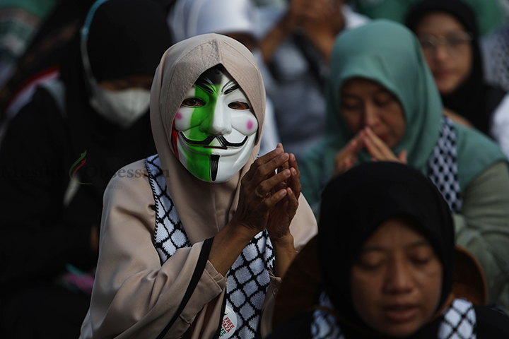 Seorang pengunjuk rasa mengenakan topeng saat melakukan aksi di depan Kantor Kedutaan Besar (Kedubes) Amerika Serikat di Jakarta, Sabtu (3/8/2024). (Foto: Edwin B/ Muslim Obsession) 