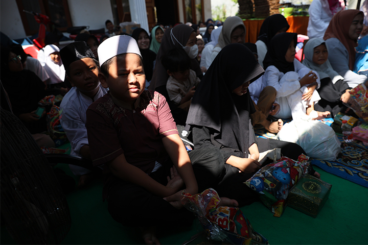 Sejumlah anak yatim mengikuti acara santunan yatim dan dhuafa di RT 04 RW 03 Kp. Baru, Sukabumi Selatan, Kebon Jeruk, Jakarta Barat, Minggu (4/8/2024). (Foto: Edwin B/ Muslim Obsession)