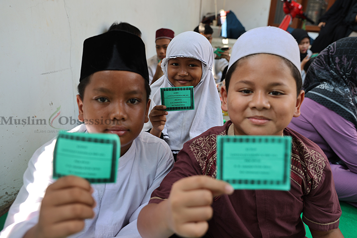 Sejumlah anak yatim mengikuti acara santunan yatim dan dhuafa di RT 04 RW 03 Kp. Baru, Sukabumi Selatan, Kebon Jeruk, Jakarta Barat, Minggu (4/8/2024). (Foto: Edwin B/ Muslim Obsession)