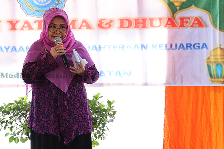 Wakil Camat Kebon Jeruk Suci Handayani memberikan sambutan pada acara santunan yatim dan dhuafa di RT 04 RW 03 Kp. Baru, Sukabumi Selatan, Kebon Jeruk, Jakarta Barat, Minggu (4/8/2024). (Foto: Edwin B/ Muslim Obsession)