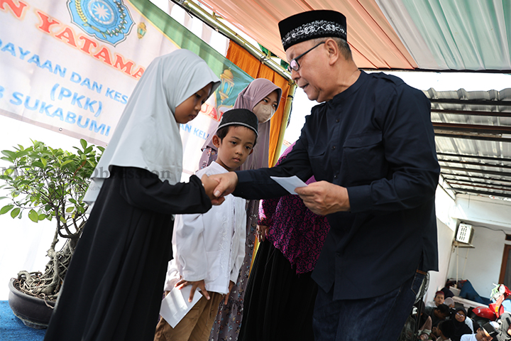 Ketua RW 03 Nurdin Idris memberikan santunan secara simbolis kepada anak yatim di RT 04 RW 03 Kp. Baru, Sukabumi Selatan, Kebon Jeruk, Jakarta Barat, Minggu (4/8/2024). (Foto: Edwin B/ Muslim Obsession)
