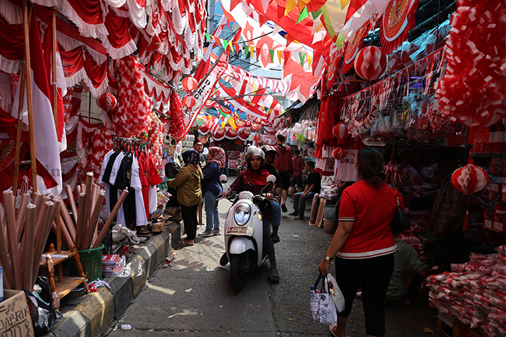 Menjelang HUT ke-79 Republik Indonesia, pedagang pernak-pernik kemerdekaan ramai di Pasar Jatinegara, Jakarta Timur, Selasa (6/8/2024). (Foto: Edwin B/ Muslim Obsession) 