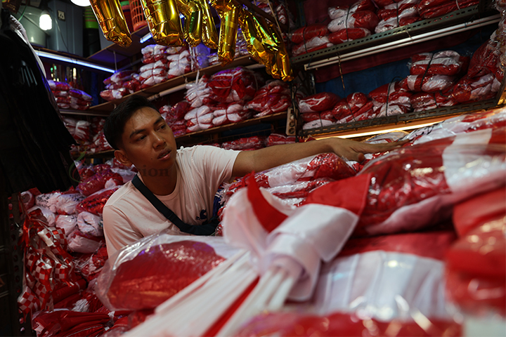 Menjelang HUT ke-79 Republik Indonesia, pedagang pernak-pernik kemerdekaan ramai di Pasar Jatinegara, Jakarta Timur, Selasa (6/8/2024). (Foto: Edwin B/ Muslim Obsession) 