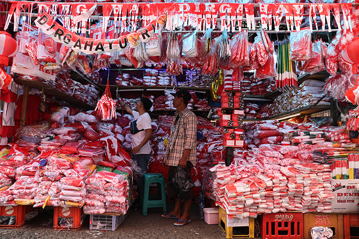 Menjelang HUT ke-79 Republik Indonesia, pedagang pernak-pernik kemerdekaan ramai di Pasar Jatinegara, Jakarta Timur, Selasa (6/8/2024). (Foto: Edwin B/ Muslim Obsession) 