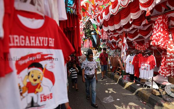 FOTO Jelang HUT Ke-79 RI, Pasar Jatinegara Ramai Penjual Pernak-Pernik Nuansa Merah Putih