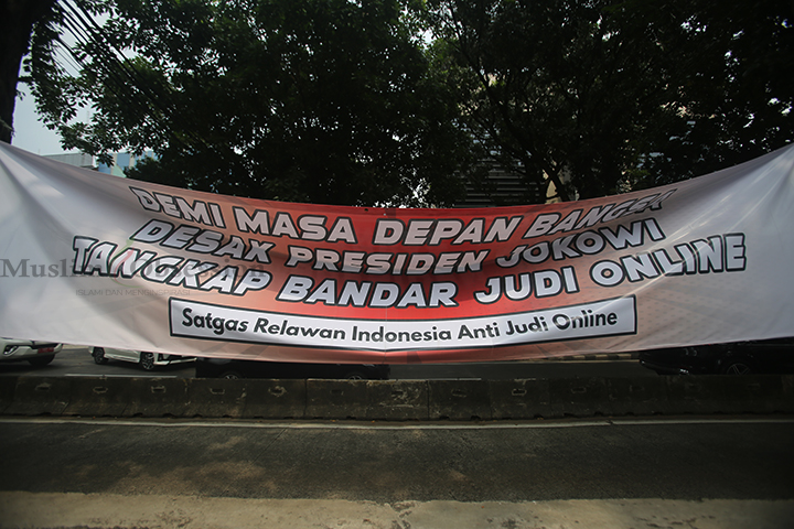 Spanduk desakan kepada Presiden Jokowi untuk menangkap bandar Judi Online (Judol) terpasang di Jalan Sultan Iskandar Muda, Arteri Pondok Indah, Jakarta Selatan, Kamis (8/8/2024). (Foto: Edwin B/ Muslim Obsession)