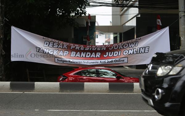 FOTO: Spanduk Tangkap Bandar Judol Muncul di Jakarta