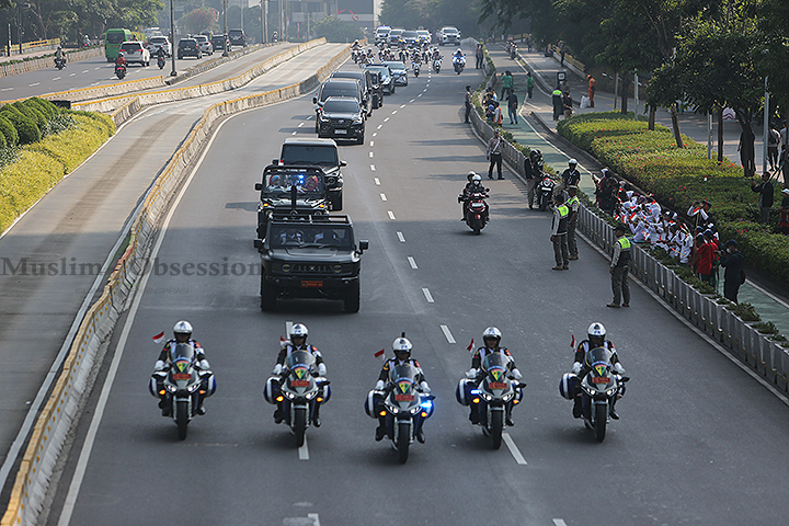Rangkaian kirab duplikat bendera pusaka Merah Putih dan naskah teks Proklamasi melintas di Jalan Jenderal Sudirman, Jakarta, Sabtu (10/8/2024). (Foto: Edwin B/ Muslim Obsession)