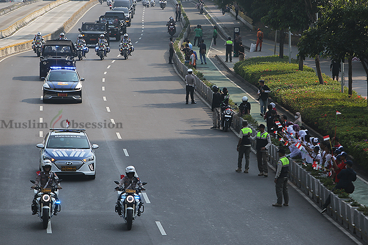 Rangkaian kirab duplikat bendera pusaka Merah Putih dan naskah teks Proklamasi melintas di Jalan Jenderal Sudirman, Jakarta, Sabtu (10/8/2024). (Foto: Edwin B/ Muslim Obsession)
