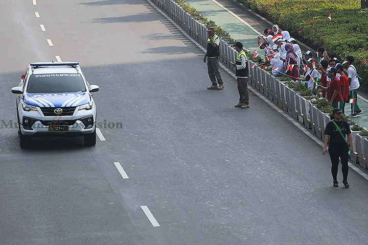 Rangkaian kirab duplikat bendera pusaka Merah Putih dan naskah teks Proklamasi melintas di Jalan Jenderal Sudirman, Jakarta, Sabtu (10/8/2024). (Foto: Edwin B/ Muslim Obsession)