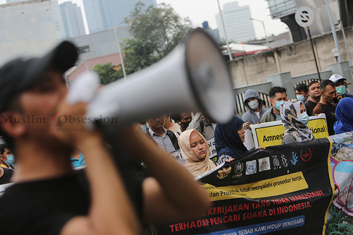 Para pencari suaka dan para pengungsi melakukan aksi unjuk rasa di kantor UNHCR, Jakarta, Senin (12/8/2024). (Foto: Edwin B/ Muslim Obsession) 