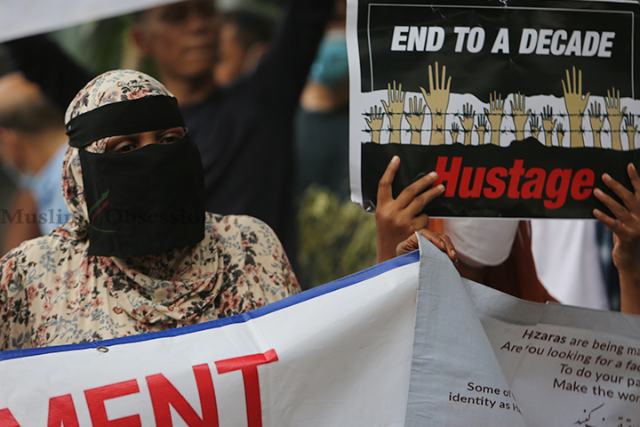 Para pencari suaka dan para pengungsi melakukan aksi unjuk rasa di kantor UNHCR, Jakarta, Senin (12/8/2024). (Foto: Edwin B/ Muslim Obsession) 