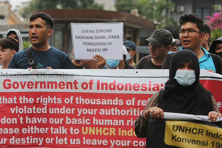 Para pencari suaka dan para pengungsi melakukan aksi unjuk rasa di kantor UNHCR, Jakarta, Senin (12/8/2024). (Foto: Edwin B/ Muslim Obsession) 