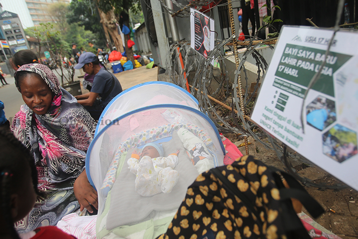 Para pencari suaka dan para pengungsi melakukan aksi unjuk rasa di kantor UNHCR, Jakarta, Senin (12/8/2024). (Foto: Edwin B/ Muslim Obsession) 