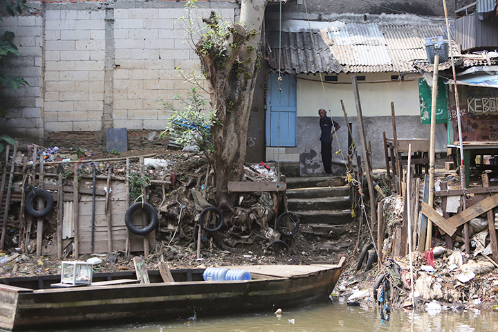 Seorang warga saat berada di pemukiman pinggir kali Ciliwung kawasan Manggarai, Jakata Senin (12/8/2024). (Foto: Edwin B/ Muslim Obsession)