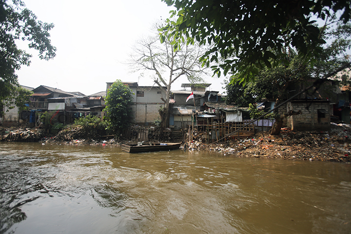 Pemukiman pinggir kali Ciliwung Kawasan Manggarai, Jakarta, Senin (12/8/2024). (Foto: Edwin B/ Muslim Obsession)
