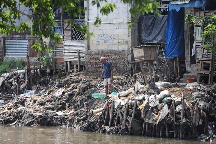 Seorang warga saat berada di pemukiman pinggir kali Ciliwung kawasan Manggarai, Jakata Senin (12/8/2024). (Foto: Edwin B/ Muslim Obsession)