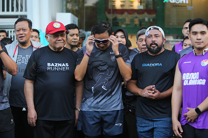  Menteri Pariwisata dan Ekonomi Kreatif (Menparekraf) Sandiaga Uno (tengah) bersama Badan Amil Zakat Nasional (BAZNAS) RI menggelar Charity Run for Palestine di Gelora Bung Karno (GBK) Jakarta, Selasa (13/8/2024). (Foto: Edwin B/ Muslim Obsession)