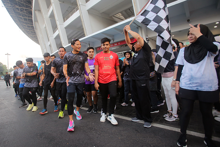 Menteri Pariwisata dan Ekonomi Kreatif (Menparekraf) Sandiaga Uno (tengah) bersama Badan Amil Zakat Nasional (BAZNAS) RI menggelar Charity Run for Palestine di Gelora Bung Karno (GBK) Jakarta, Selasa (13/8/2024). (Foto: Edwin B/ Muslim Obsession)