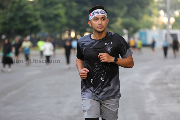 Seorang pelari mengikuti acara Charity Run for Palestine di Gelora Bung Karno (GBK) Jakarta, Selasa (13/8/2024). (Foto: Edwin B/ Muslim Obsession)
