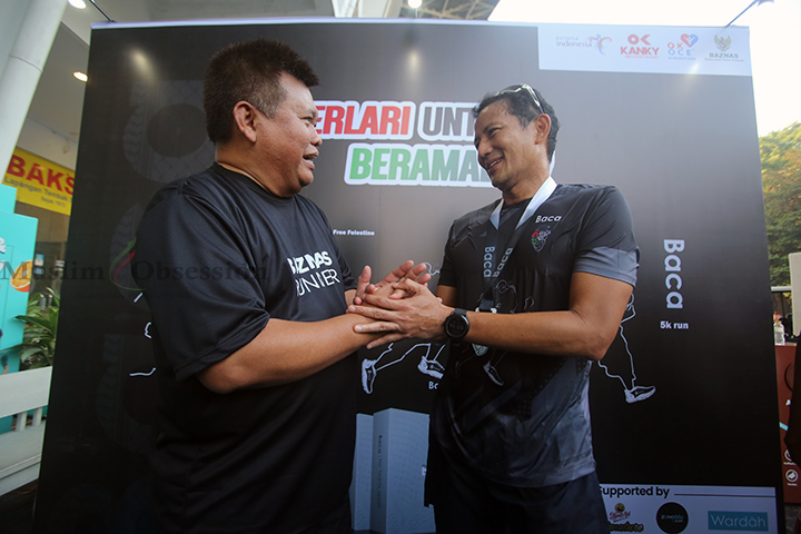(Ki-Ka) Deputi BAZNAS RI Aifin Purwakananta bersama Menparekraf Sandiaga Uno bincang-bincang di sela-sela acara Charity Run for Palestine di Gelora Bung Karno (GBK) Jakarta, Selasa (13/8/2024). (Foto: Edwin B/ Muslim Obsession)
