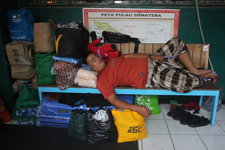 Seorang warga terdampak kebakaran Manggarai beristirahat di posko pengungsian SDN 05 Manggarai, Jakarta, Rabu (14/8/2024). (Foto: Edwin B/ Muslim Obsession) 
