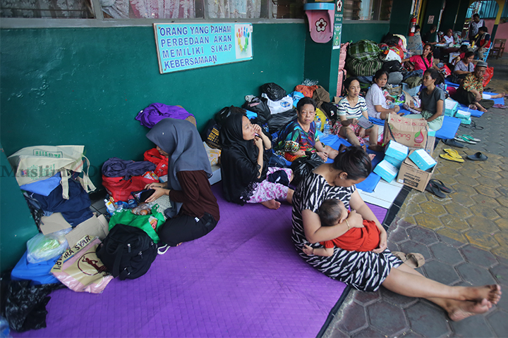 Warga terdampak kebakaran Manggarai beristirahat di tenda pengungsian SDN 05 Manggarai, Jakarta, Rabu (14/8/2024). (Foto: Edwin B/ Muslim Obsession) 