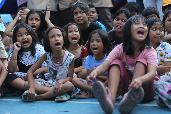 Sejumlah anak mengikuti trauma healing dari relawan di posko pengungsian SDN 05 Manggarai, Jakarta, Rabu (14/8/2024). (Foto: Edwin B/ Muslim Obsession) 