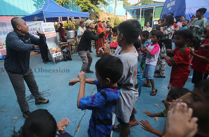 Sejumlah anak mengikuti trauma healing dari relawan di posko pengungsian SDN 05 Manggarai, Jakarta, Rabu (14/8/2024). (Foto: Edwin B/ Muslim Obsession) 