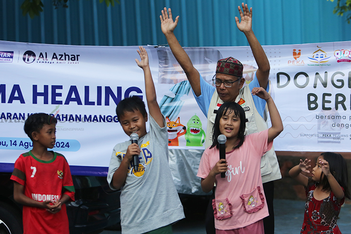 Sejumlah anak mengikuti trauma healing dari relawan di posko pengungsian SDN 05 Manggarai, Jakarta, Rabu (14/8/2024). (Foto: Edwin B/ Muslim Obsession) 