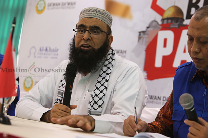 Chairman Al Khair Foundation Imam Qasim (kiri) menjelaskan tentang Al Khair Foundation kepada wartawan saat acara silaturahmi di Gedung Dewan Dakwah Islamiyah Indonesia (DDII), Jakarta Pusat, Jumat (16/8/2024). (Foto: Edwin B/ Muslim Obsession)