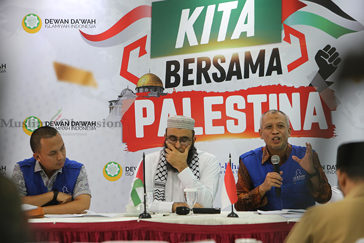 Faisol Amrullah Manager Program Al Khair Foundation (kanan) saat acara silaturahmi di Gedung Dewan Dakwah Islamiyah Indonesia (DDII), Jakarta Pusat, Jumat (16/8/2024). (Foto: Edwin B/ Muslim Obsession)