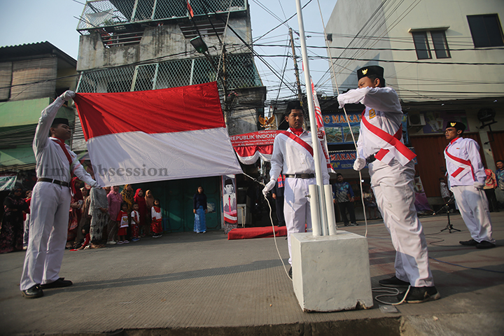 Muslim Obsession- Warga RT 03 RW 11 Jalan GG. Manis Kelurahan Penjaringan Kecamatan Penjaringan Jakarta Utara menggelar upacara bendera di jalan Tanah Pasir, Jakarta Utara, Sabtu (17/8/2024). Kegiatan upacara tersebut dalam rangka HUT Ke-79 Kemerdekaan RI dan mempererat tali persaudaraan diantara warga. (Foto: Edwin B/ Muslim Obsession)