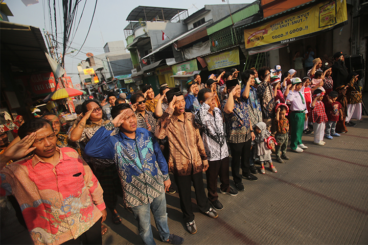 Muslim Obsession- Warga RT 03 RW 11 Jalan GG. Manis Kelurahan Penjaringan Kecamatan Penjaringan Jakarta Utara menggelar upacara bendera di jalan Tanah Pasir, Jakarta Utara, Sabtu (17/8/2024). Kegiatan upacara tersebut dalam rangka HUT Ke-79 Kemerdekaan RI dan mempererat tali persaudaraan diantara warga. (Foto: Edwin B/ Muslim Obsession)