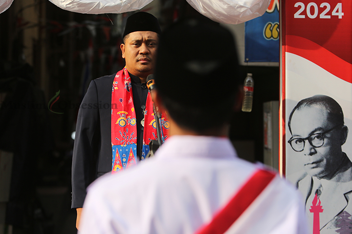 Ketua RT 03 Amar menjadi pembina upacara bendera di jalan Tanah Pasir, Jakarta Utara, Sabtu (17/8/2024). (Foto: Edwin B/ Obsessionnews.com)