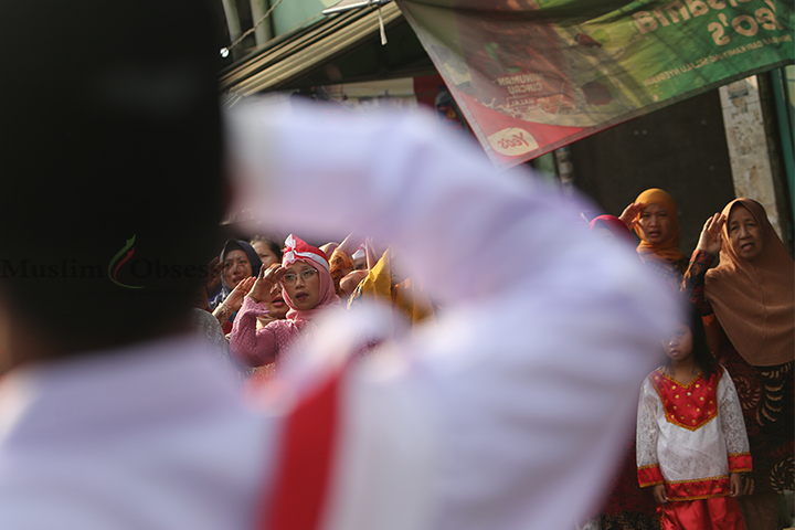 Warga RT 03 RW 11 Jalan GG. Manis Kelurahan Penjaringan Kecamatan Penjaringan Jakarta Utara menggelar upacara bendera di jalan Tanah Pasir, Jakarta Utara, Sabtu (17/8/2024). (Foto: Edwin B/ Muslim Obsession)